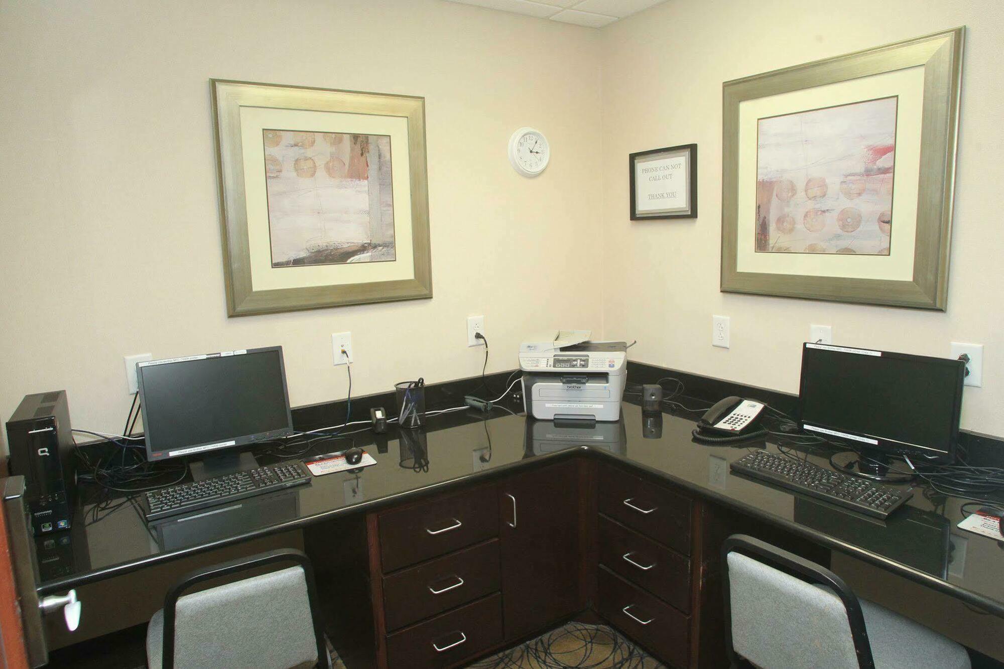 Holiday Inn Express Pembroke By Ihg Εξωτερικό φωτογραφία
